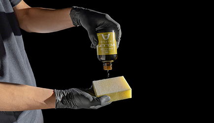 施工の瓶を持っている写真