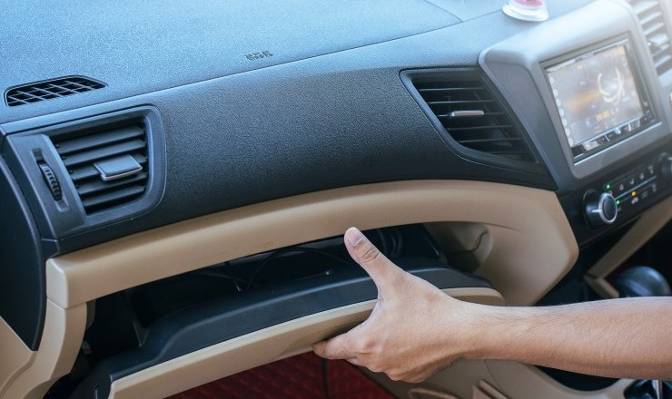 車に必ず付いているグローブボックスの役割と注意点とは ガラス系コーティング G Zox