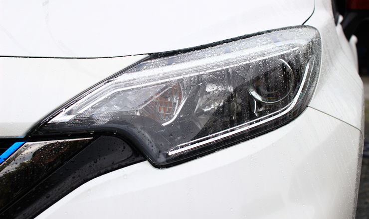 車の正面の画像