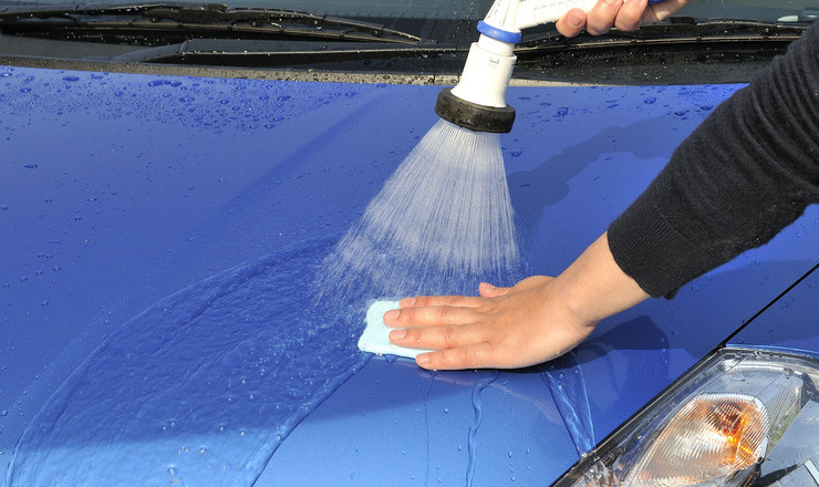 車を洗っている画像