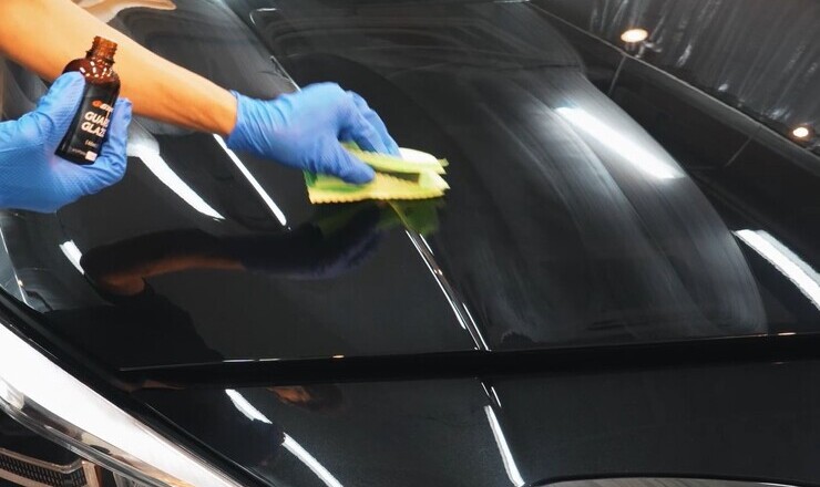 車をコーティングしている画像
