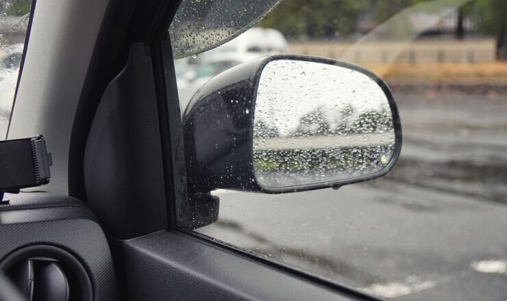 濡れたサイドガラスの画像